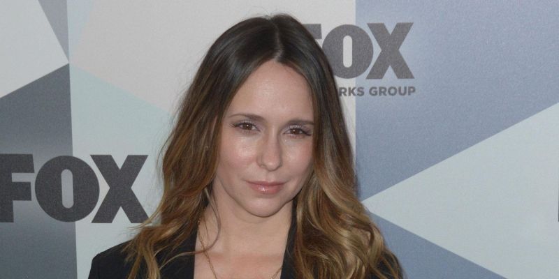 7 Facts About Jennifer Love Hewitt: Marriage, Motherhood, Net Worth, and a Career in Acting and Singing.